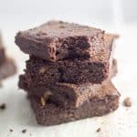 Brownies sem farinha de trigo com nozes e que tem um forte sabor a chocolate, feitos a partir do zero | nashifood.com