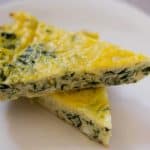Quiche de espinafre e abobrinha sem crosta, uma receita fácil e simples com uma tonelada de sabor, feita com ovos e queijo. | nashifood.com