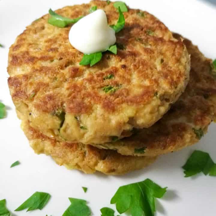 Quick and Easy Tuna Cakes ready in just 15 minutes, pretty neat when you need to prepare a quick dinner! | nashifood.com