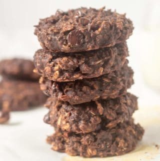 Cookies de duplo chocolate aveia e manteiga de amendoim feitas em uma tigela com 9 ingredientes totais | nashifood.com