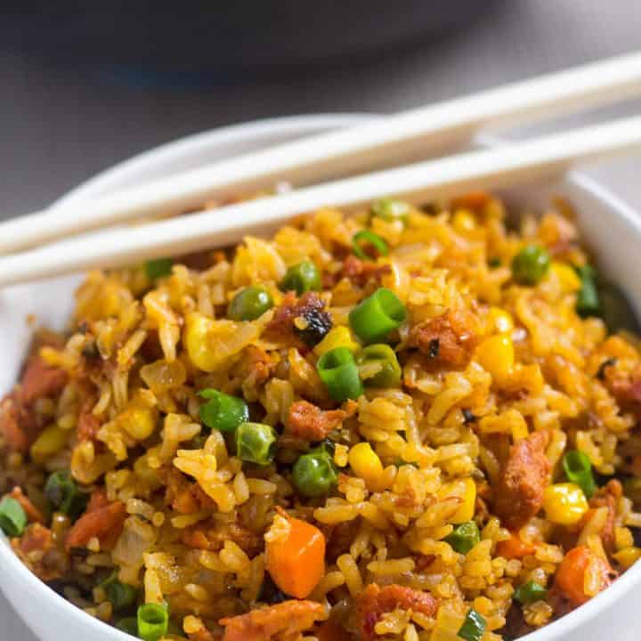 Este arroz frito com linguiça de porco é exatamente o que você precisa para almoçar ou jantar, uma explosão de sabores na sua boca. Pronto em 30 minutos. | nashifood.com