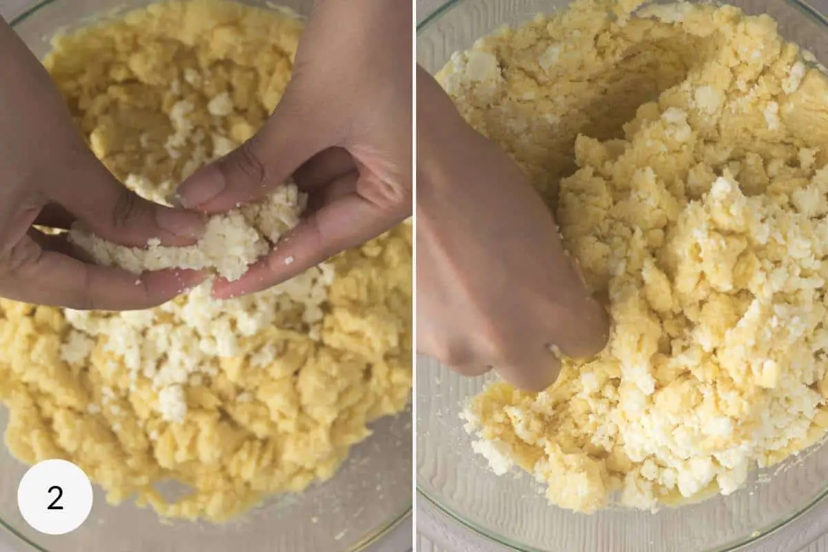 Agregando el queso a la masa de maíz y amasando 