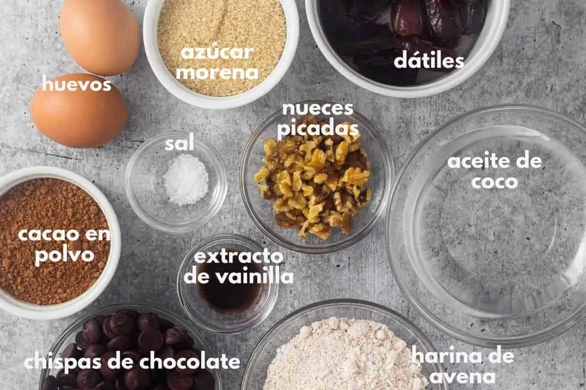 ingredientes para los brownies en contenedores pequeños