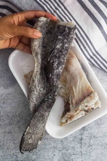vista superior de bacalao salado parte de la piel con sal gruesa