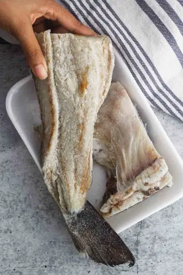 vista superior de bacalao salado parte interna con sal gruesa