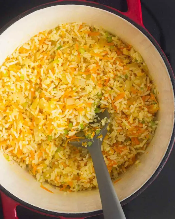 vista superior del arroz con zanahoria terminado