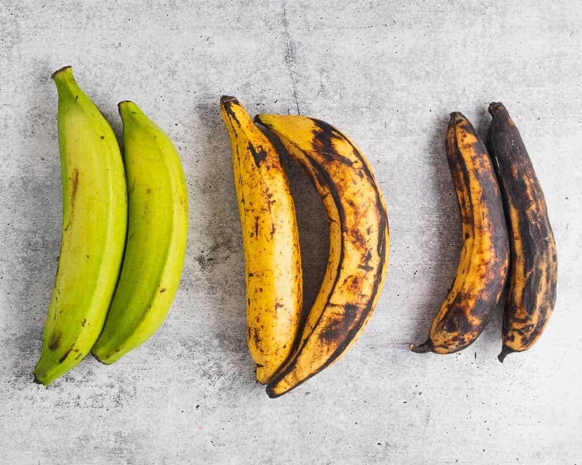 2 green plantains, 2 yellow plantains and 2 plantains with black peel.