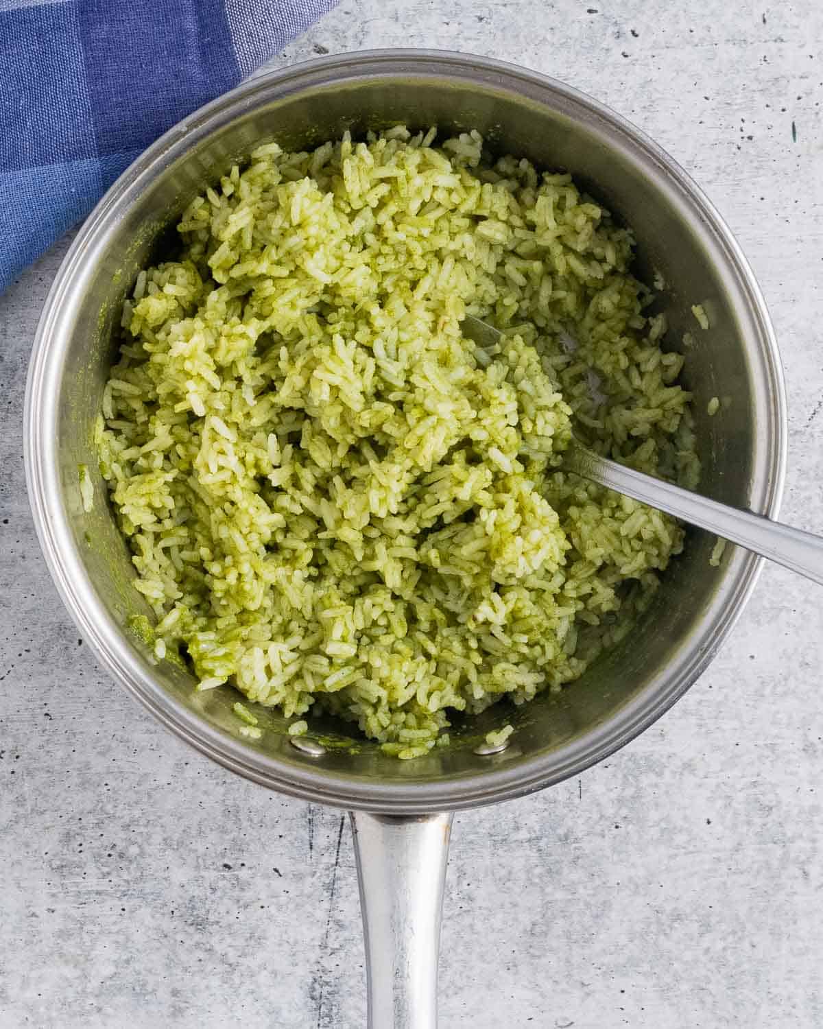 Fluffed out arroz verde in a saucepan.