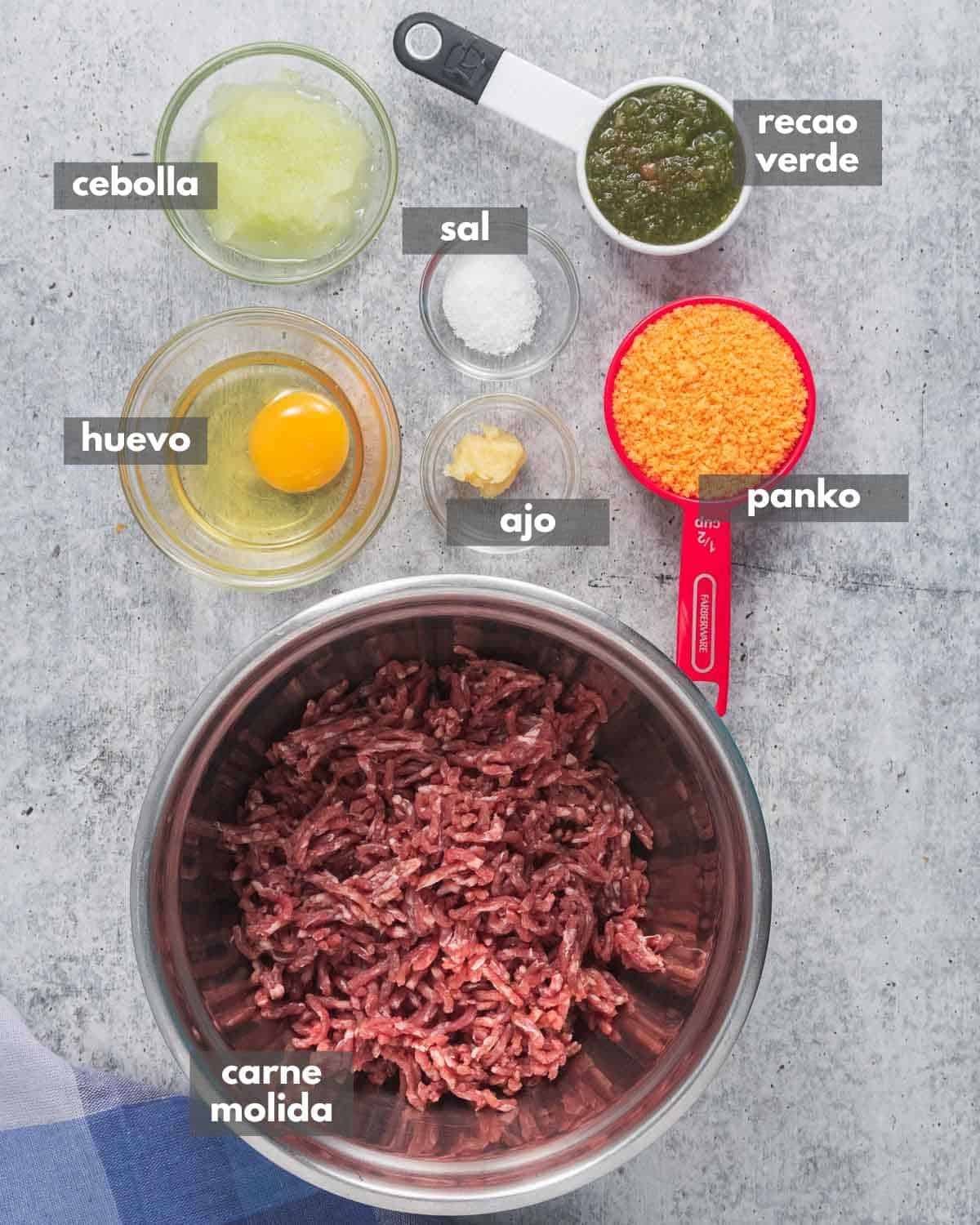Ingredientes para hacer bolitas de carne molida de res.