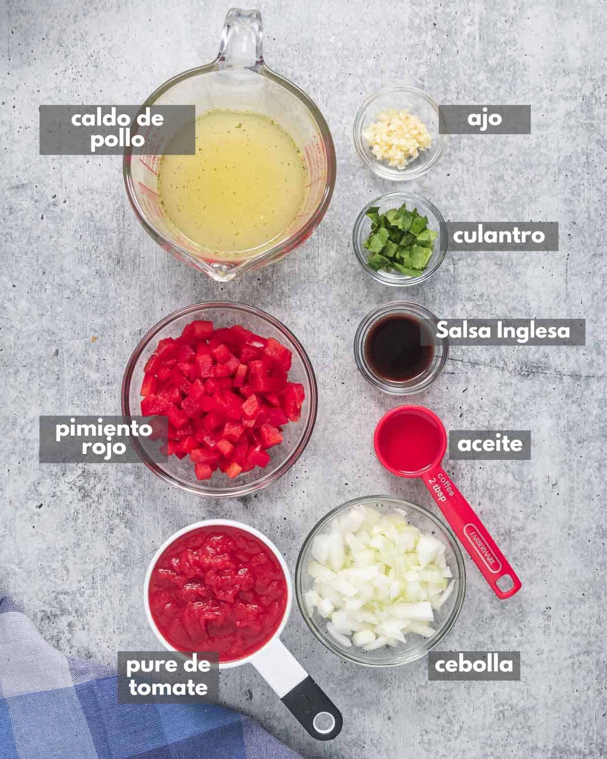Ingredientes para hacer salsa de tomate al estilo panameño.