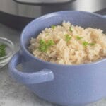 Un plato azul, con arroz integral cocido.